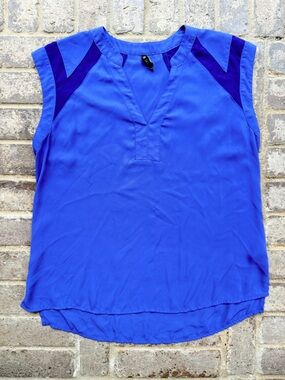 Women's Sleeveless V-Neck Blouse in Vibrant Blue